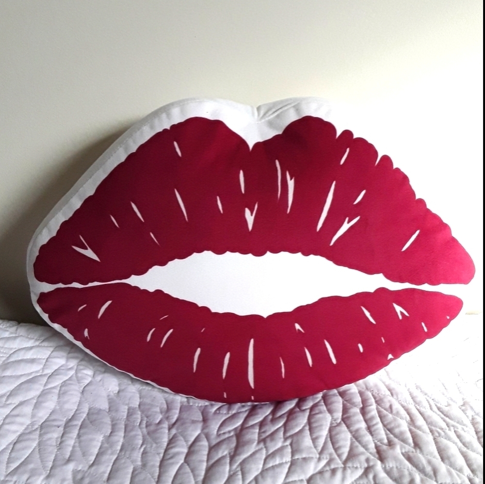RED LIP ACCENT CUSHION